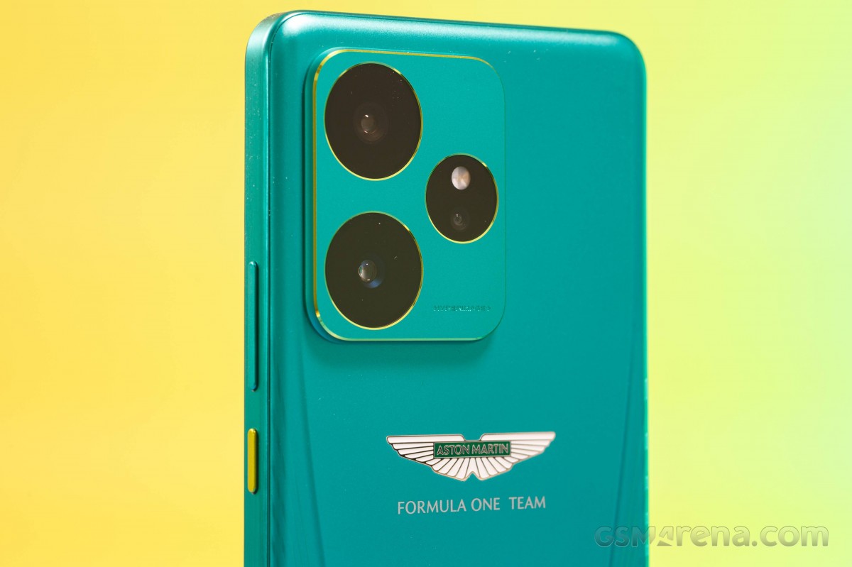 Realme GT 7 Dream Edition в руках