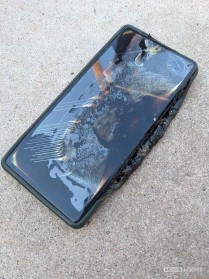Сгоревший Pixel 6a (фото: AndroidAuthority)