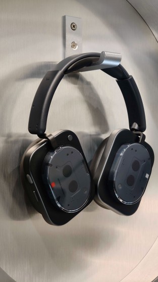Headphone (1) в белом и черном цветах