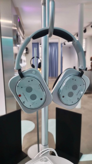 Headphone (1) в белом и черном цветах