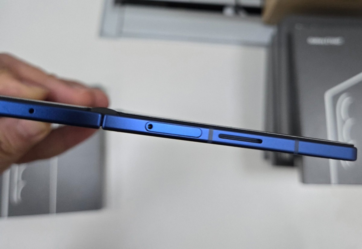 Живые фотографии Samsung Galaxy Z Fold7 в руках пользователей