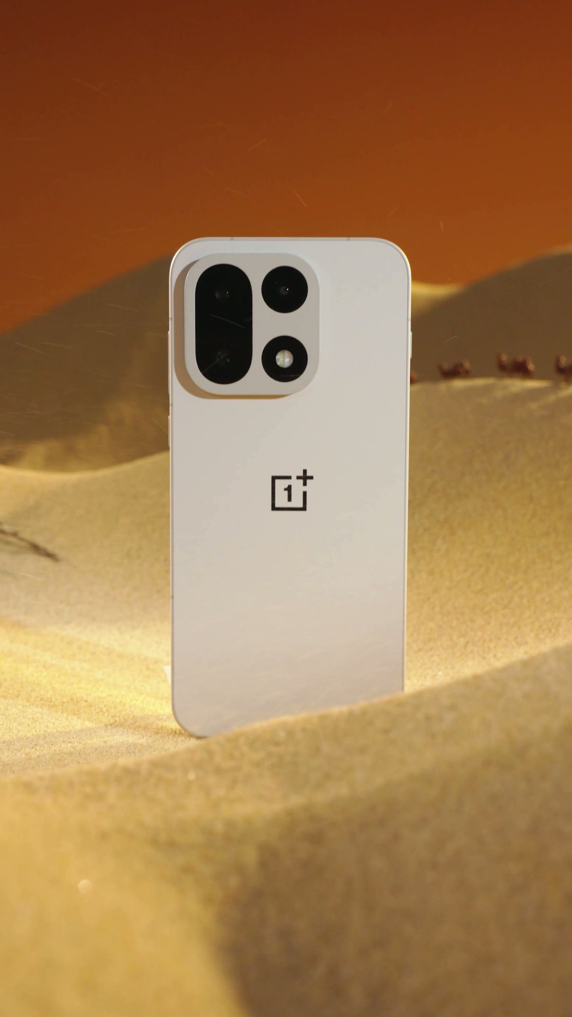OnePlus 15 rear disign showed in Dune color