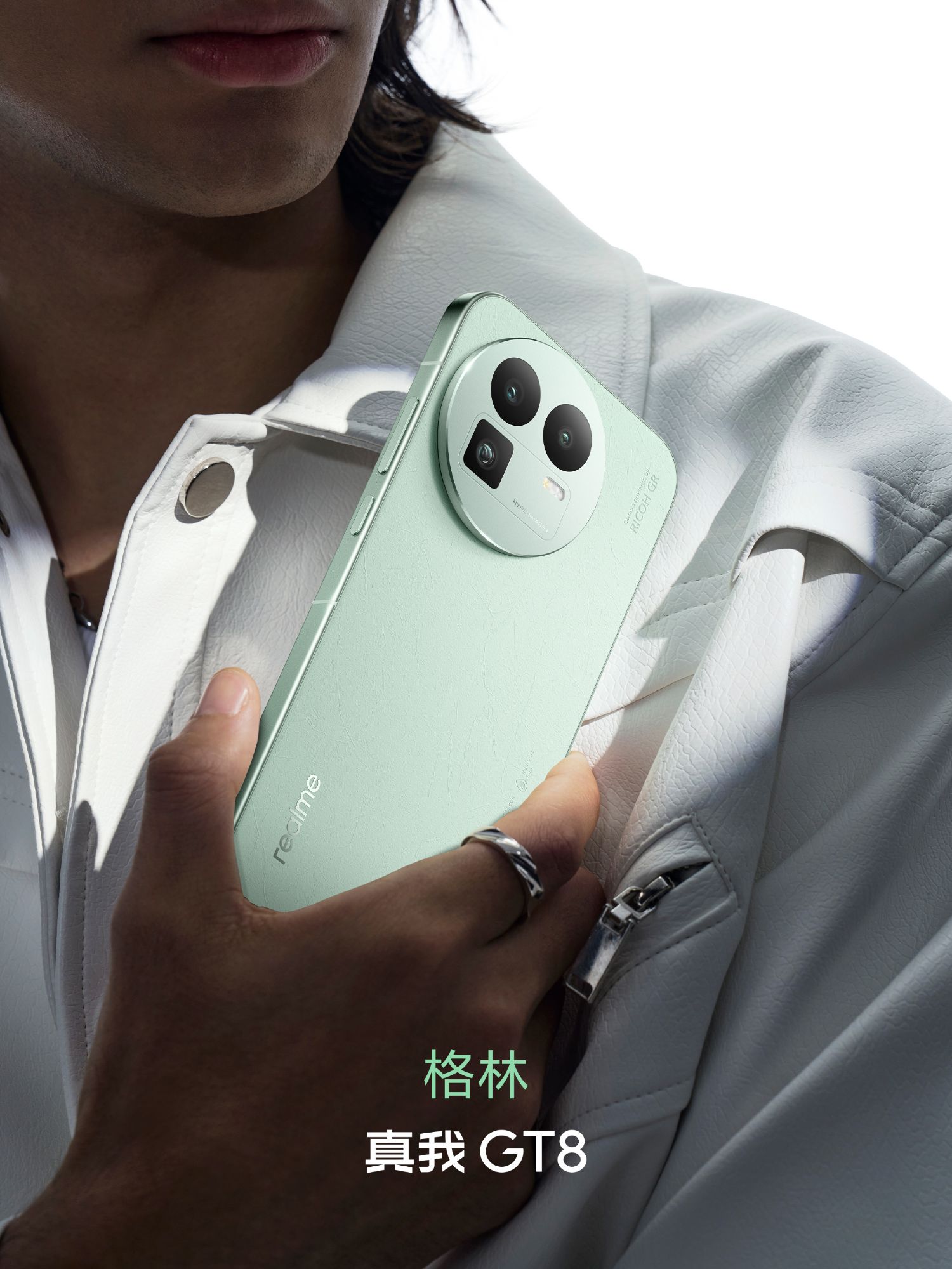 Realme GT8 в зелёном цвете